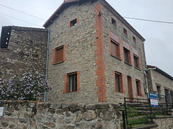 Maison dans un petit hameau