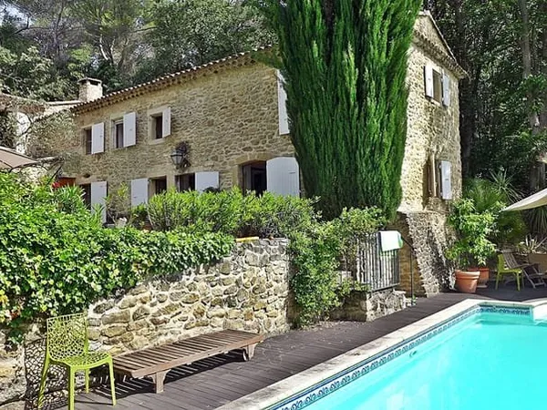 Mas avec piscine, 1 hectare de terrain et vue sur le village et proche commodités