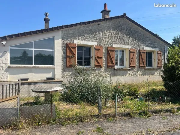 Maison F4 à vendre Buxerolles avec véranda, cave et grenier aménageable avec grand jardin. Maison lu