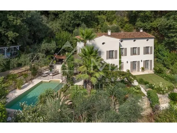 Villa de charme dans un écrin de verdure avec vue panoramique