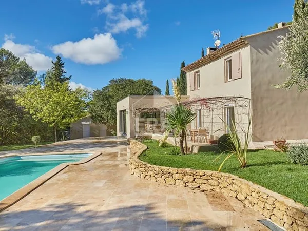 Maison moderne 6 pièces à ROGNES 180 m² avec piscine sur 3700 m² de terrain !