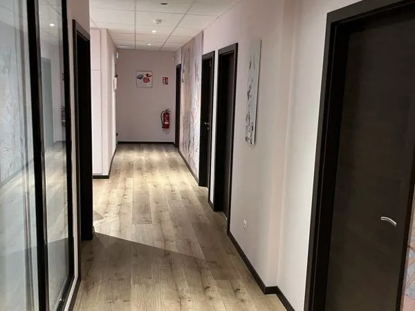 Bureau individuel meublé de 17,5 m2 dans centre d'affaires, à deux minutes à pieds de la gare SNCF e