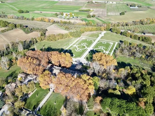 Magnifique Château du XVIIIe siècle avec dépendances