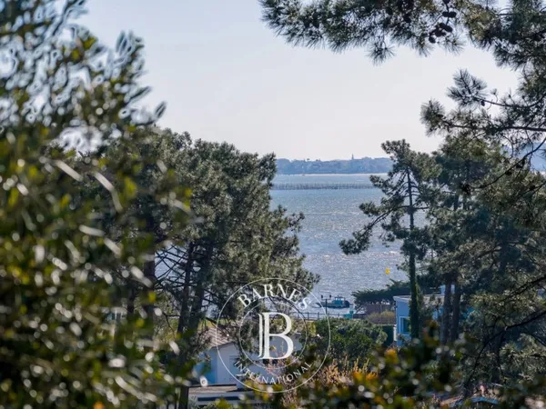 VILLA AVEC VUE BASSIN ET ACCÈS DIRECT À LA FORÊT, SITUÉE SUR LA PRESQU'ÎLE DU CAP FERRET