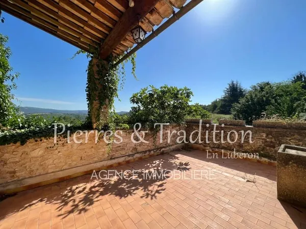 Village perché du Luberon, maison avec terrasses et jardin