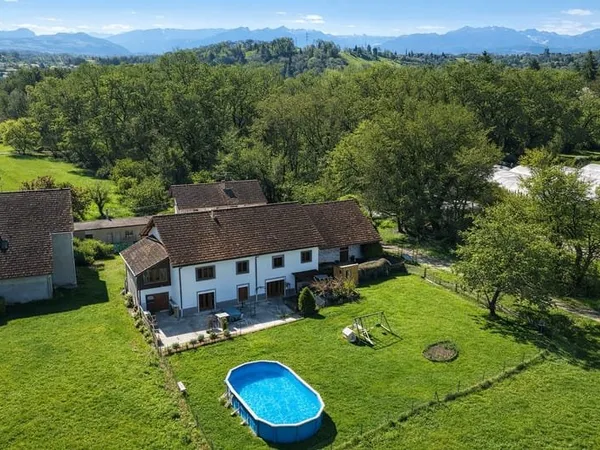 MAGNIFIQUE FERME RENOVEE SUR LA COMMUNE D'ARTHAZ PONT NOTRE DFAME DE 275M2