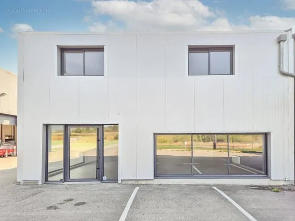 Emplacement No1 à BELLEY : local commercial 325 m2 + parkings