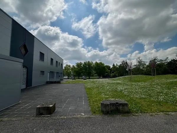 Local commercial / cellule brute 170 m² - terrasse / jardin - beau potentiel