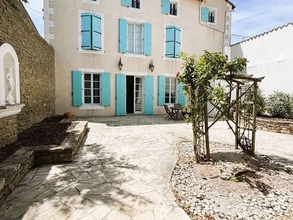 Maison 7 pièces 310 m²