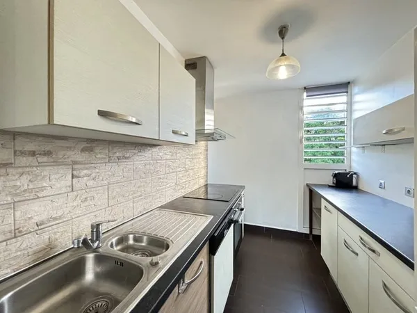 Appartement cinq pièces aux Abymes - LONGFORT IMMOBILIER