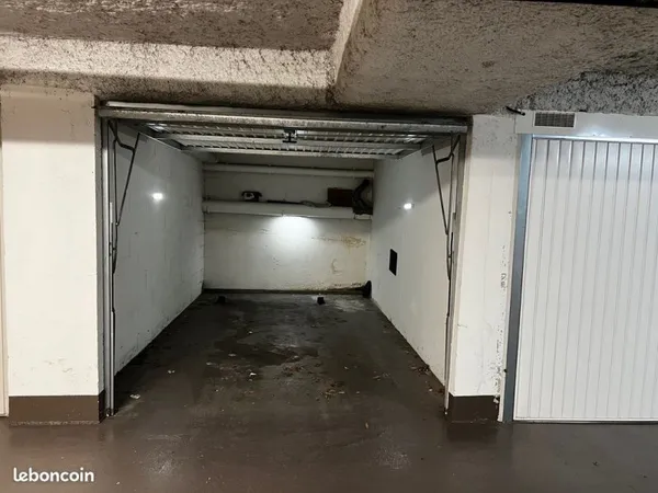 Grand garage éclairé / box sécurisé larg. 2.80m au RDC à louer proche de la gare RER / tramway de St