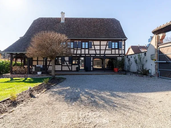 Ancien relais de poste rénové avec piscine et jardin paysager