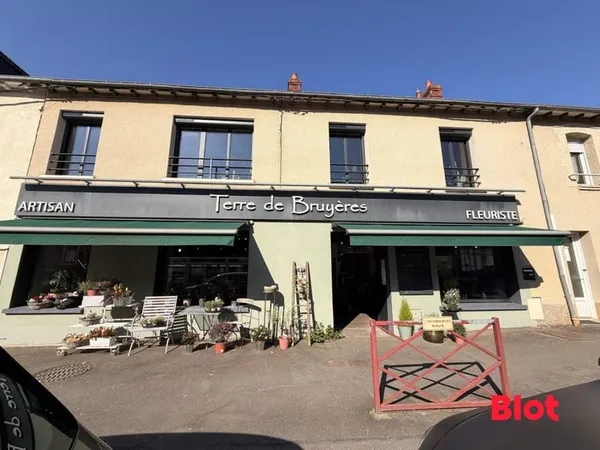 A VENDRE chez BLOT à SAINT-GILLES Bâtiment avec cellule commerciale et appartement T2bis