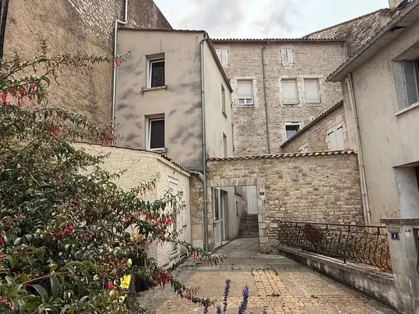 Idéal investissement locatif - Ensemble de deux studios et un appartement meublés avec trois caves d
