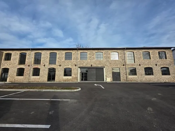 Magnifique plateau de bureau à vendre sur CHAPONOST (69), d'une surface de 216 m² au sein de la zone