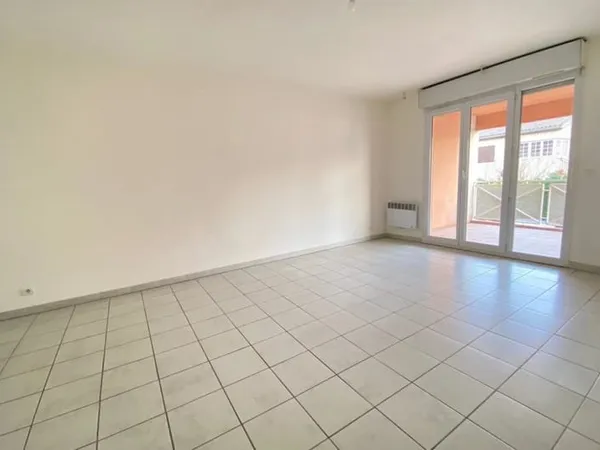 La londe loue dans village 3 PIECES AVEC TERRASSE