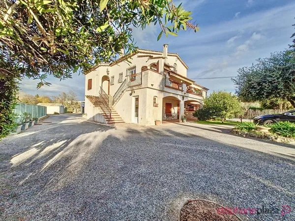 VILLA 7 pièces 168 m2 Mandelieu et grands Hangars