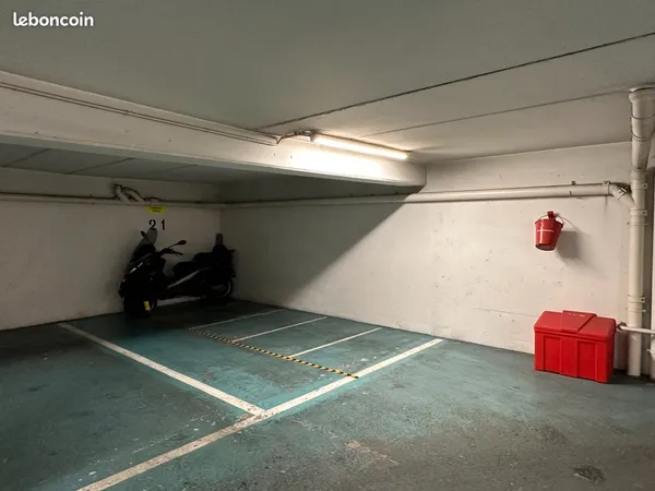 Parking Moto ou Scooter. Très sécurisé - Louis Blanc / Gare de l'Est