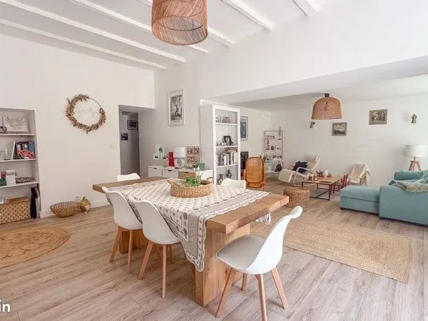 ⸻ T4 100 m² entièrement rénové - 3 chambres - Parking privé - Caderousse
