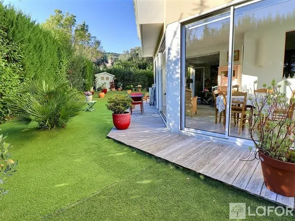 Appartement Hyères 3 pièces, jardin privatif 186 m², garage, stationnement