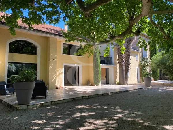 Mas avec appartements indépendants sur un agréable parc arbor?