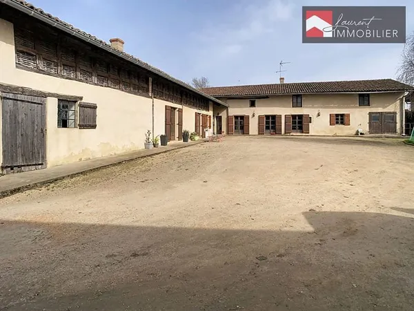 Corps de ferme de grande superficie, 4 chambres + dépendances - 01190 GORREVOD