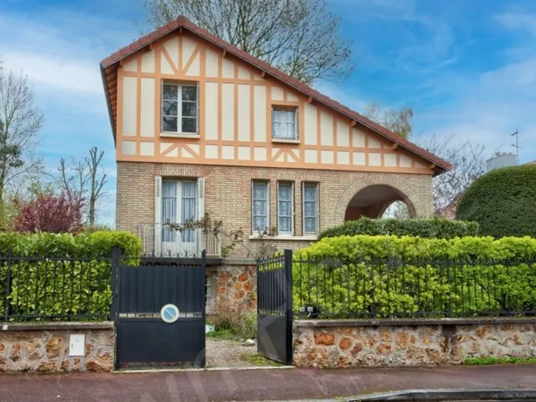 Charmante maison à rénover, au calme, proche de Garches