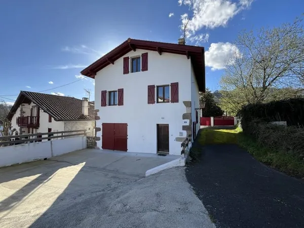 À vendre à ST ETIENNE DE BAIGORRY, proximité bourg, maison d