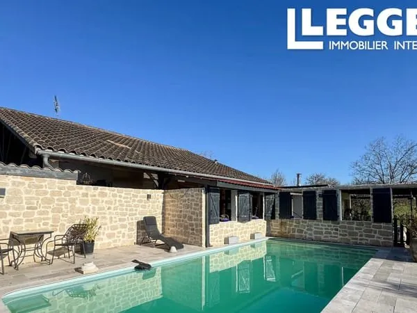 Superbe opportunité commerciale avec maison privé, 4 gîtes et piscine sur 1 ha de terrain