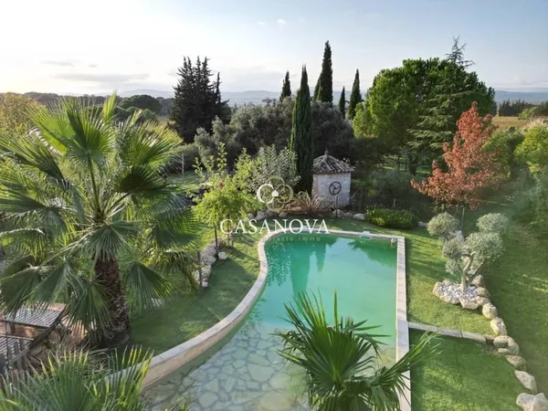 Mas du XIXe siècle avec piscine et jardin paysagé