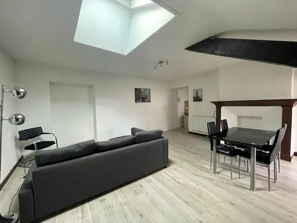 - PAU T2 MEUBLE 57 m2 ENVIRON PLACE CLEMENCEAU -