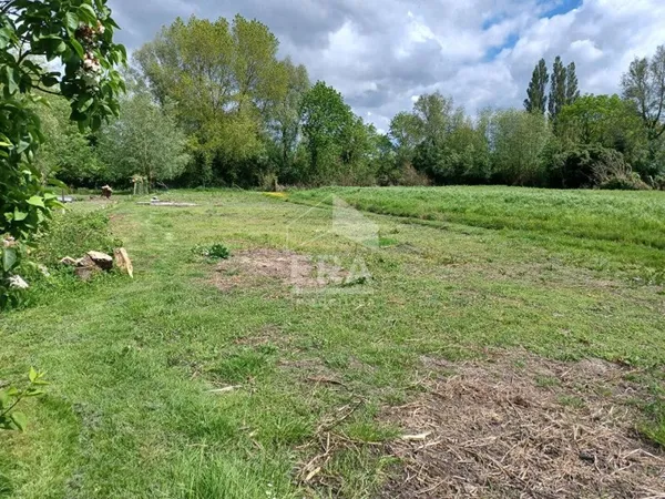 Terrain 2077 m²