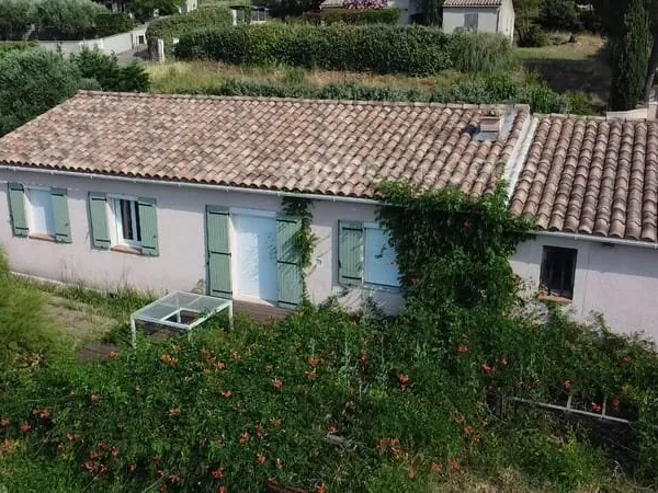 Maison plain-pied avec vue dégagée sur grand terrain constructible