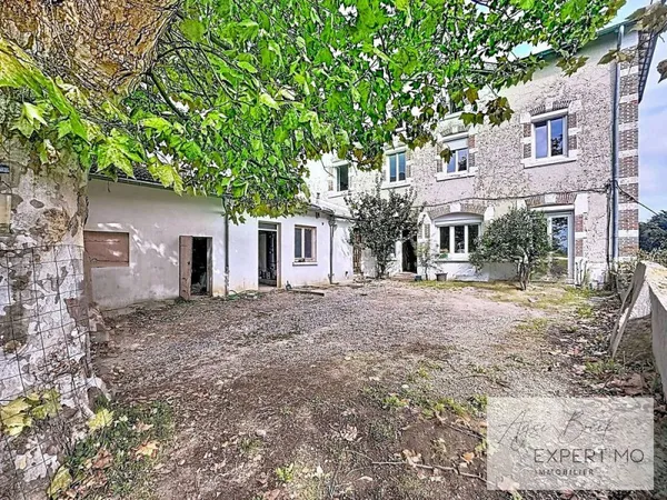 PROPRIÉTÉ DE CARACTÈRE 2 HABITATIONS + 8 718 m2 DE TERRAIN RARE À VIENNE CENTRE