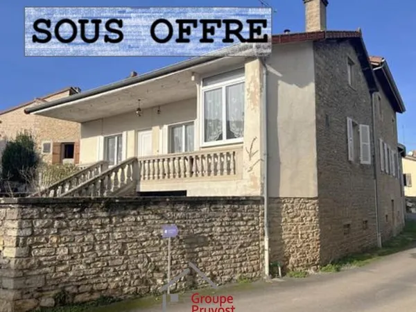 Maison en pierres avec jardin