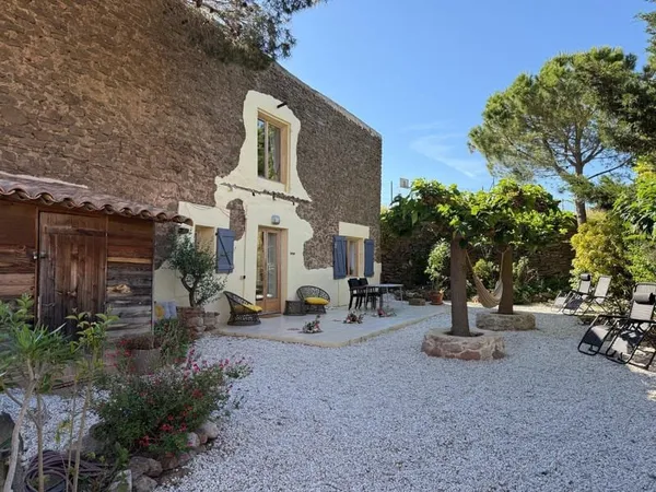 Authentique maison de village avec piscine et jardin Escal