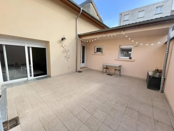 Maison 6 pièces avec cour et garage.