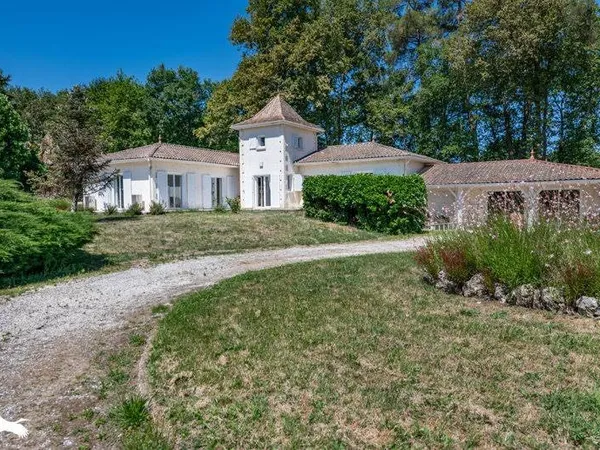 Pavillon 8 pièces 265 m²