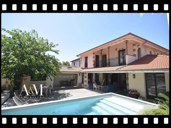 Maison 10 pièces 240 m²