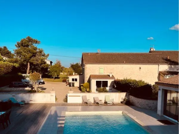 Maison mitoyenne avec piscine et parking privé entièrement clôturé