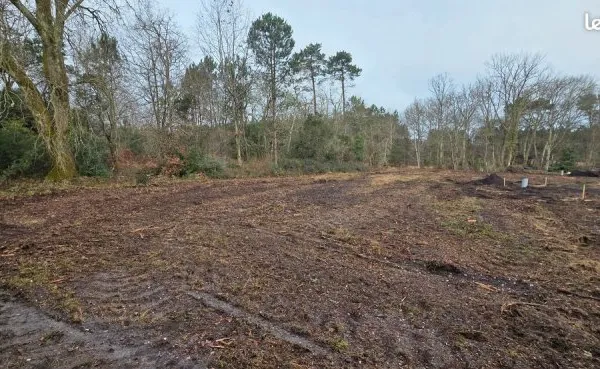Terrain constructible à LA BREDE 825 M²