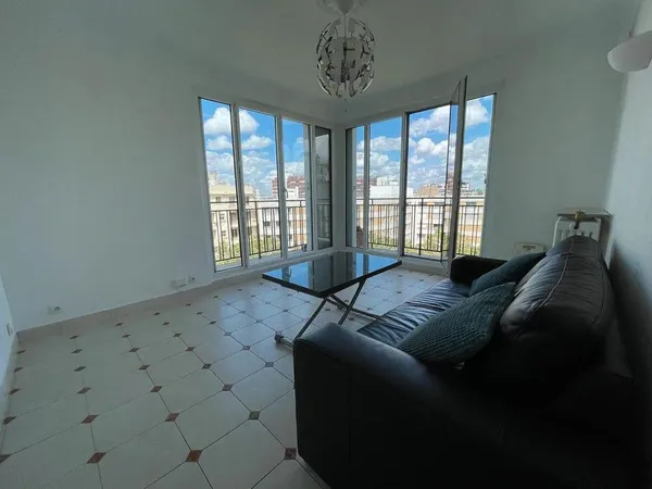 Beau T3 traversant 59m² au dernier étage