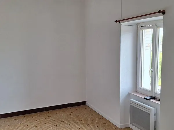 Studio 1 pièce, 1 salle d'eau 200, libre de suite, rénové