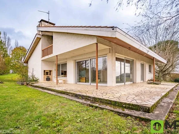 Maison semi-enterrée avec beaux volumes et grand terrain, 4