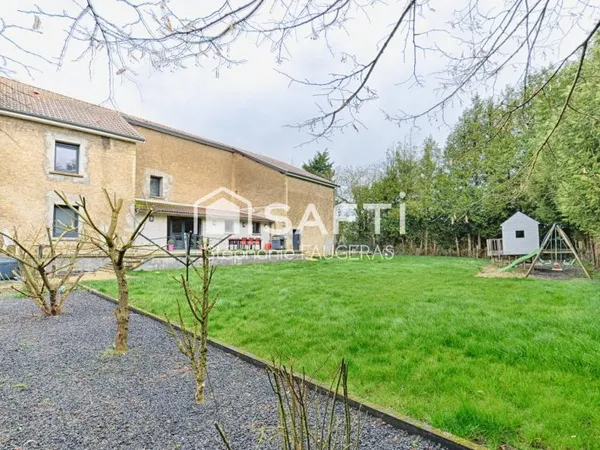 De superbes volumes pour cette maison de village individuelle