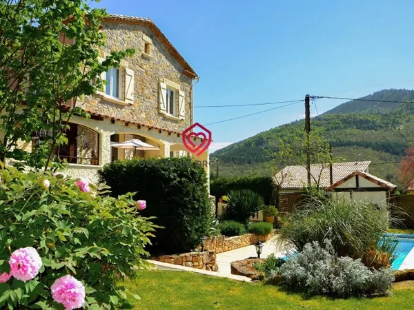 Maison de charme en pierre avec grange