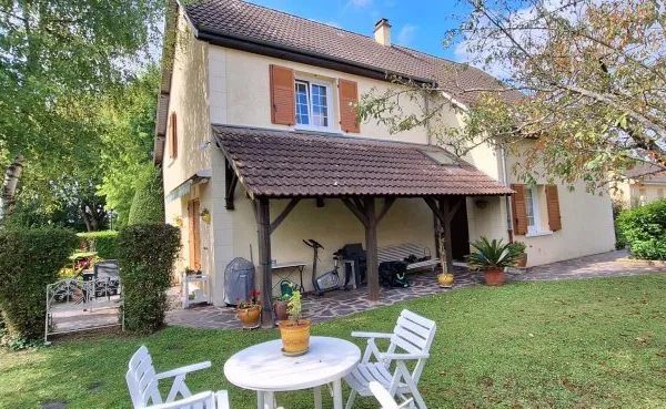A SENS ,QUARTIER CALME,MAISON 150M2 ENVIRON,4 CHAMBRES,1 BUR