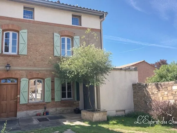 Maison de village, jardin et atelier