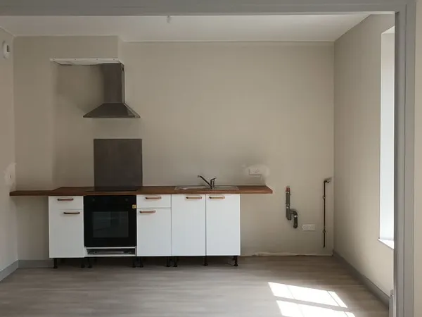 Logement entièrement refait à neuf-Centre ville- Classé A-A au DPE. Loyer prix bas défiant toute con