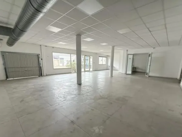 Nîmes, proche hôpital Caremeau, immeuble avec ascenseur, 900m² sur 3 niveaux